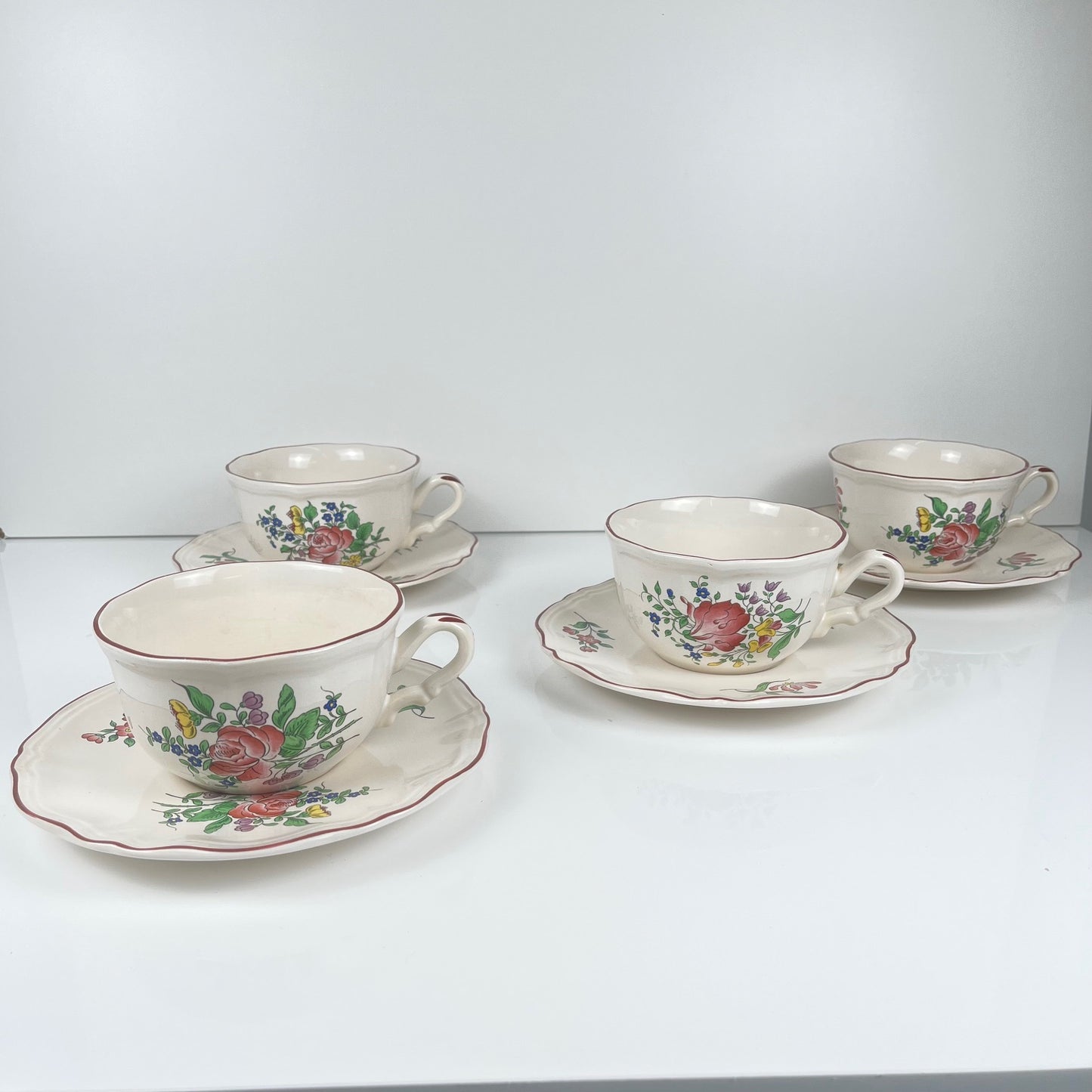 Lot de 4 grandes tasses avec soucoupes,  modèle Réverbère par KG Lunéville