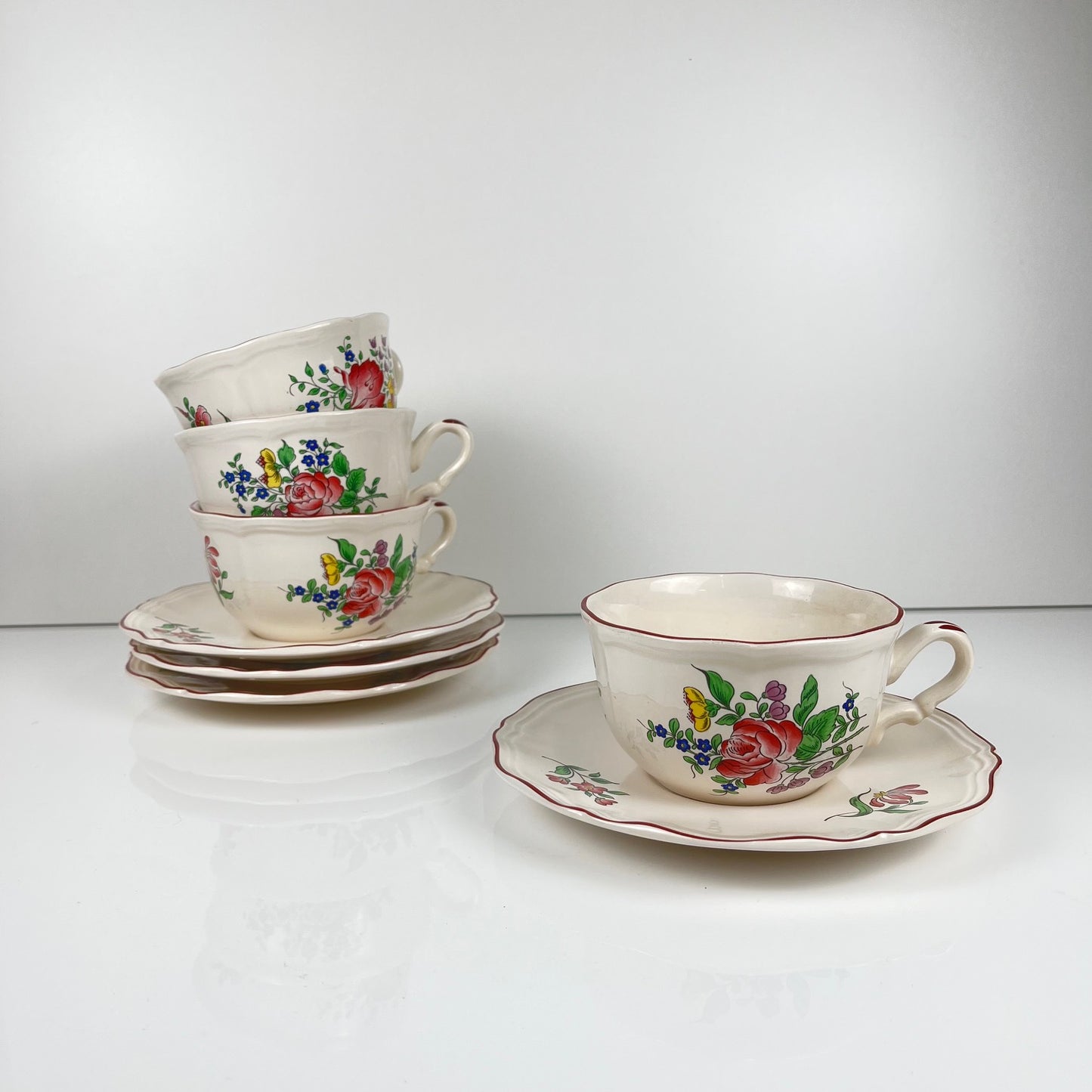 Lot de 4 grandes tasses avec soucoupes,  modèle Réverbère par KG Lunéville