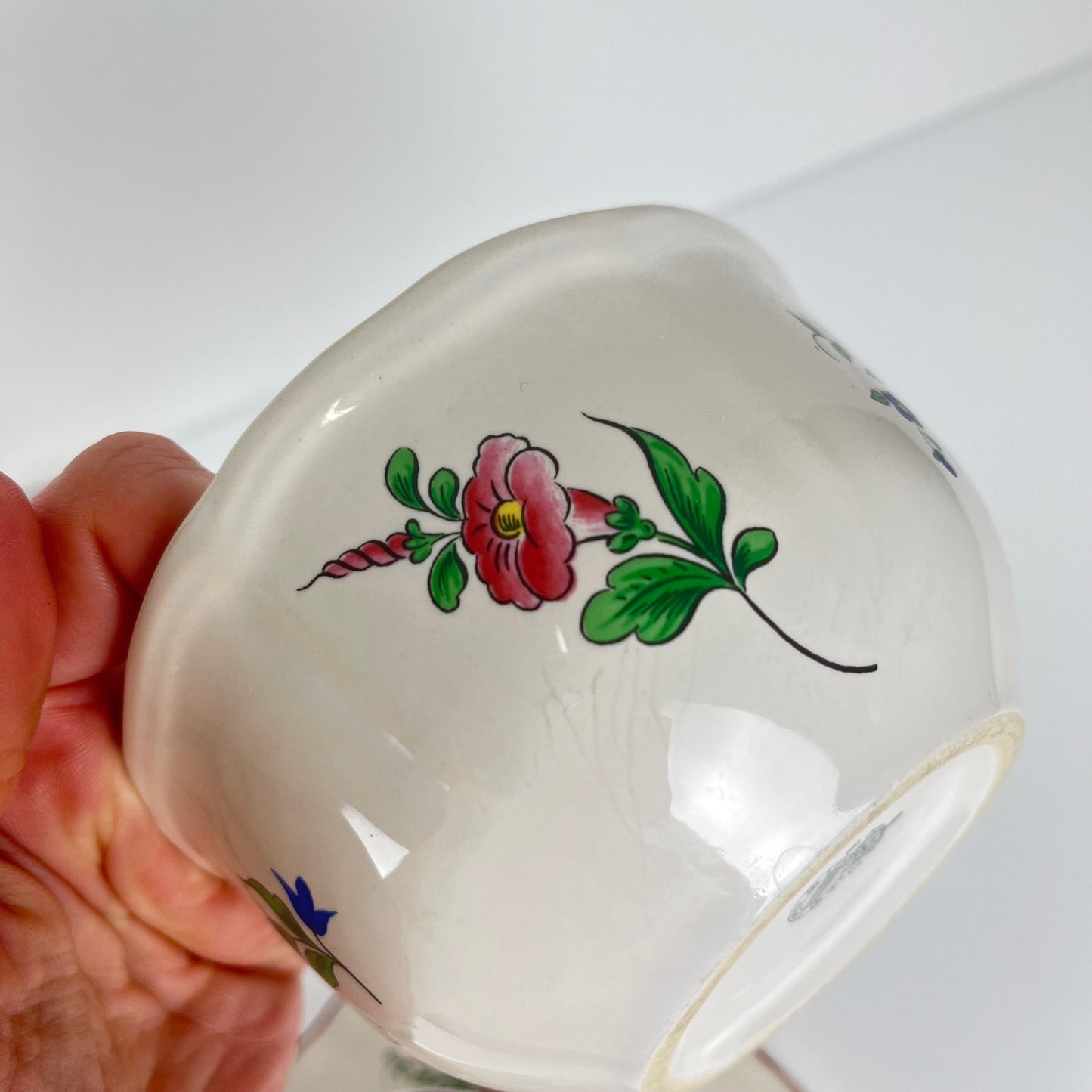 Lot de 4 grandes tasses avec soucoupes,  modèle Réverbère par KG Lunéville