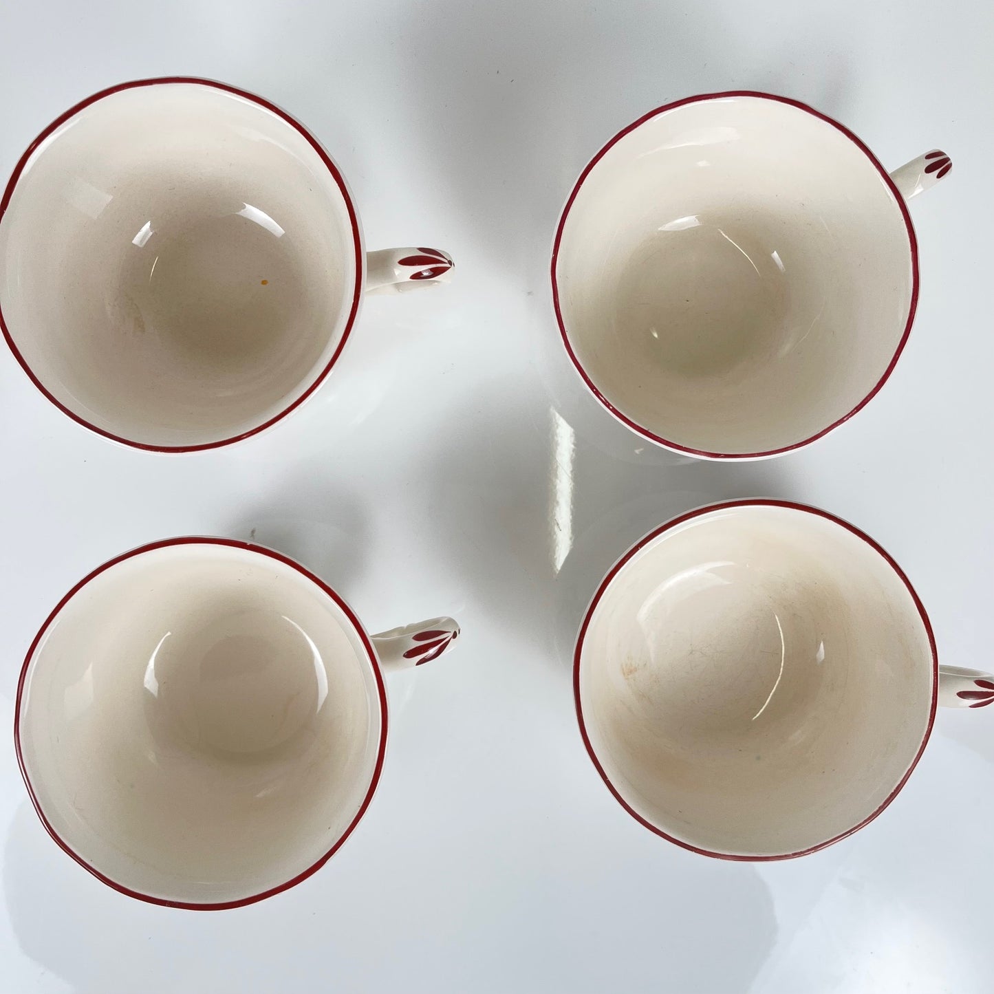 Lot de 4 grandes tasses avec soucoupes,  modèle Réverbère par KG Lunéville