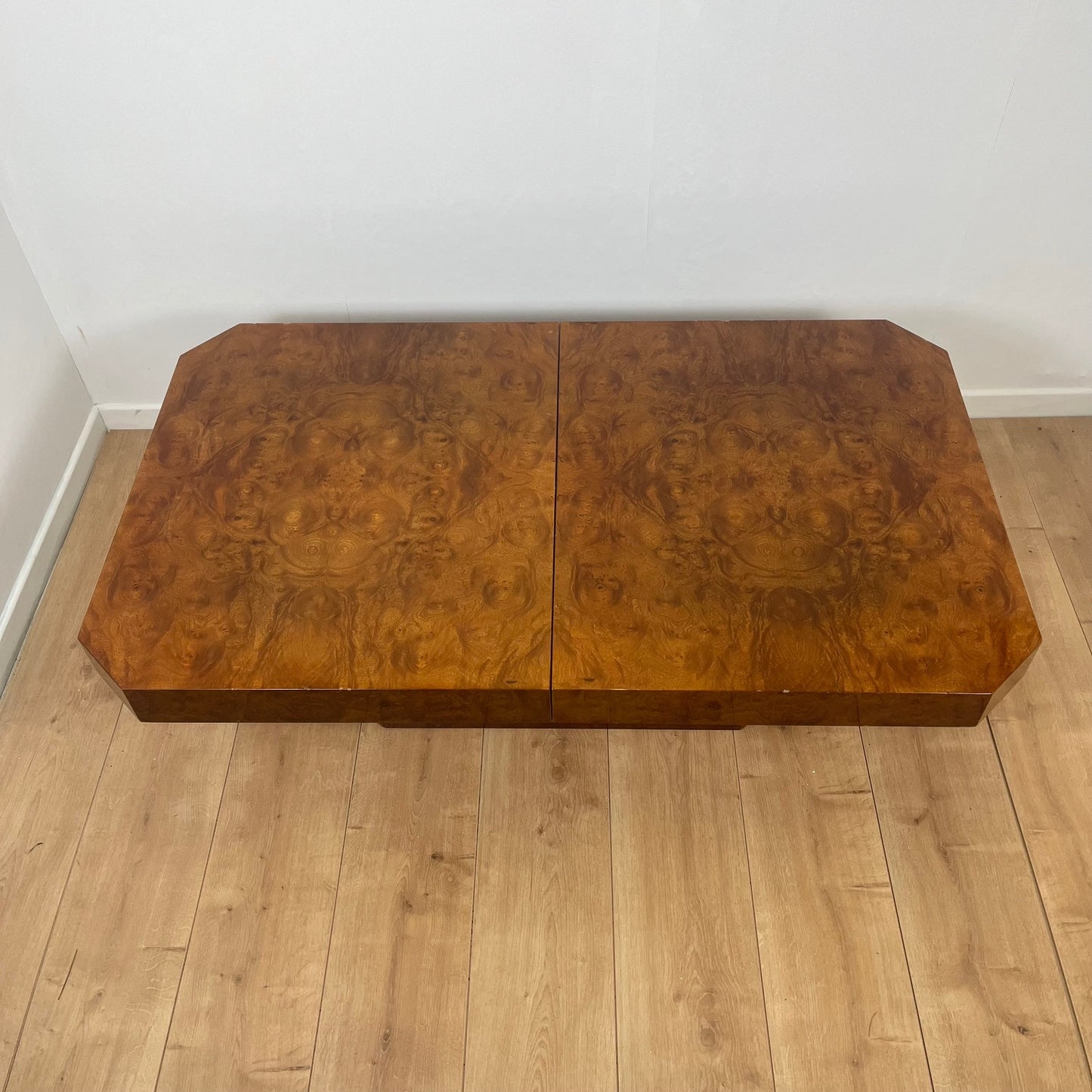 Table basse bar Art déco en loupe de bois – années 1930/1940