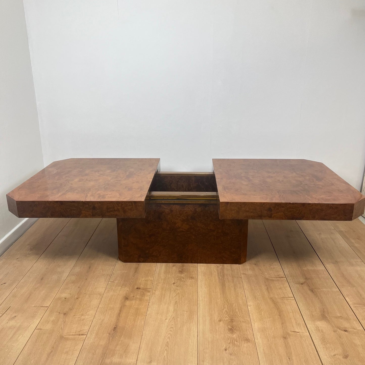Table basse bar Art déco en loupe de bois – années 1930/1940