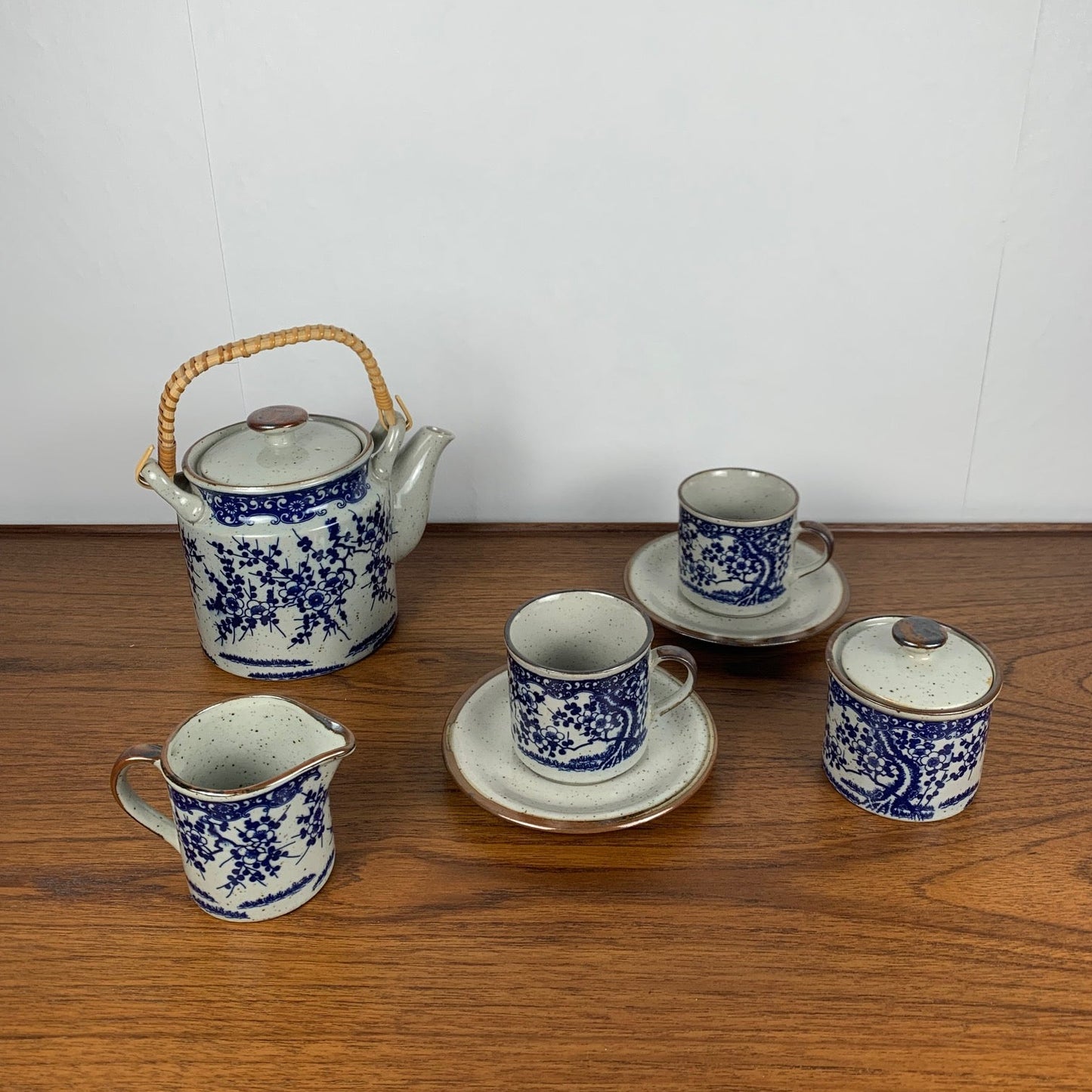 Flower pattern tea set for 2 people