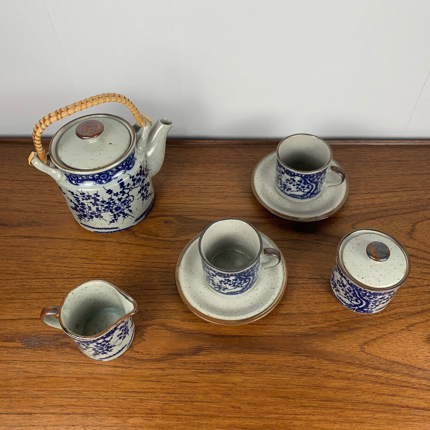 Flower pattern tea set for 2 people