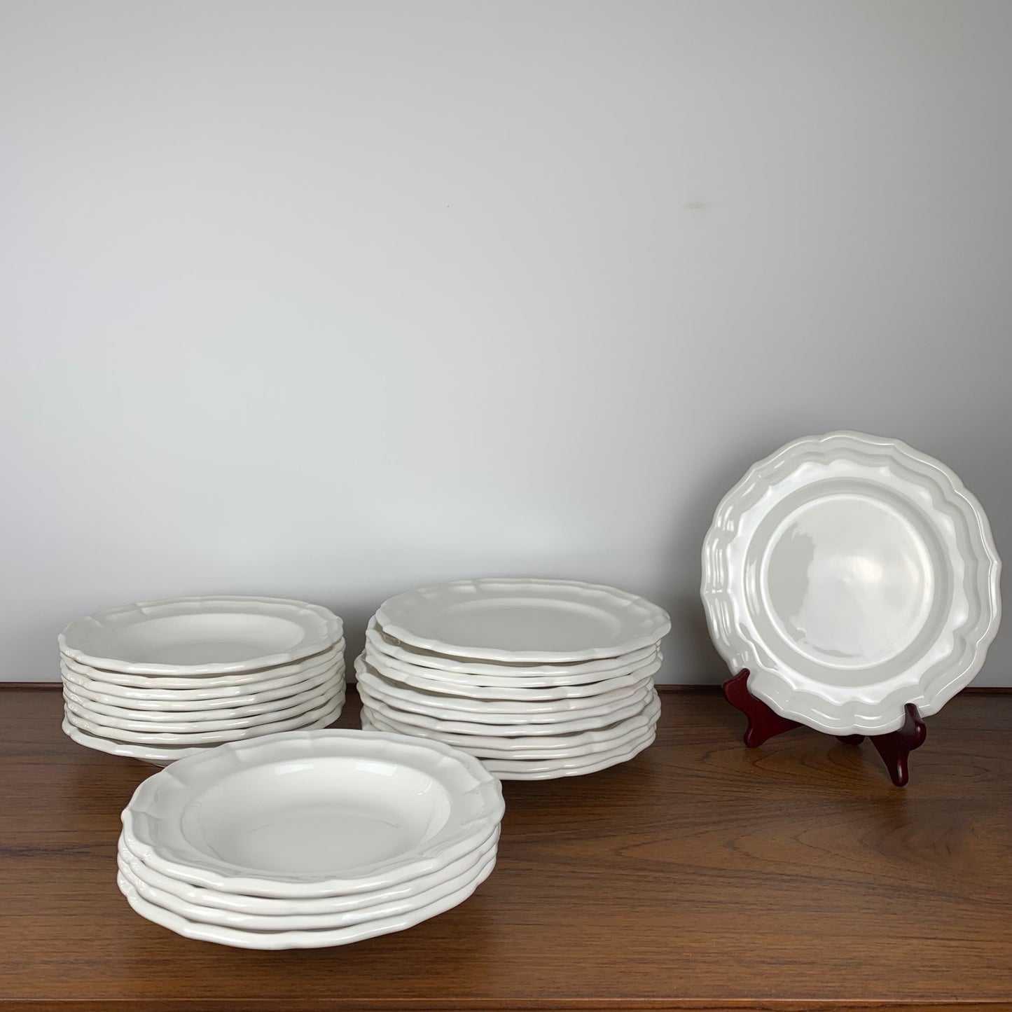 Set of Gien plates, Coquille model, 1970/80, off-white