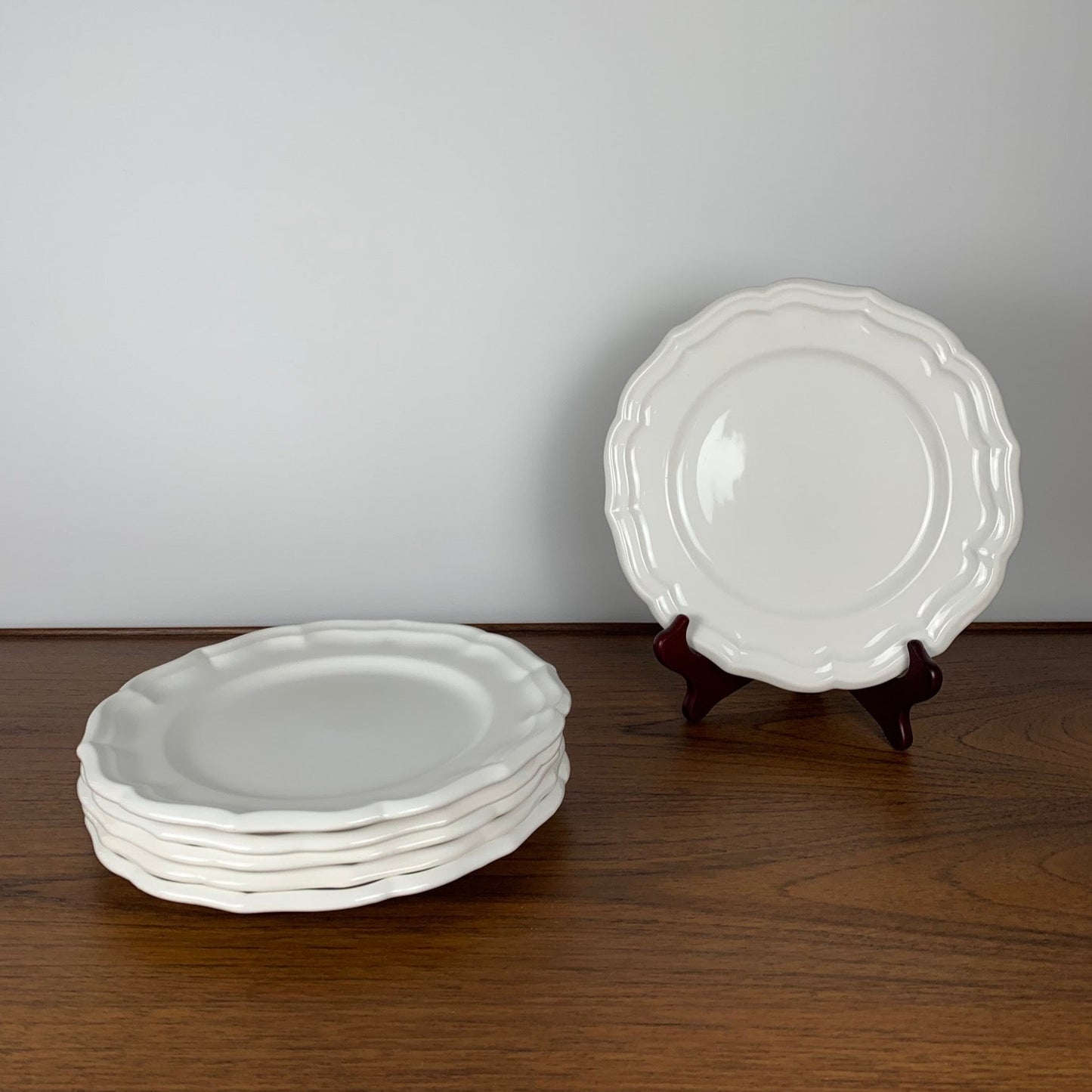 Set of Gien plates, Coquille model, 1970/80, off-white