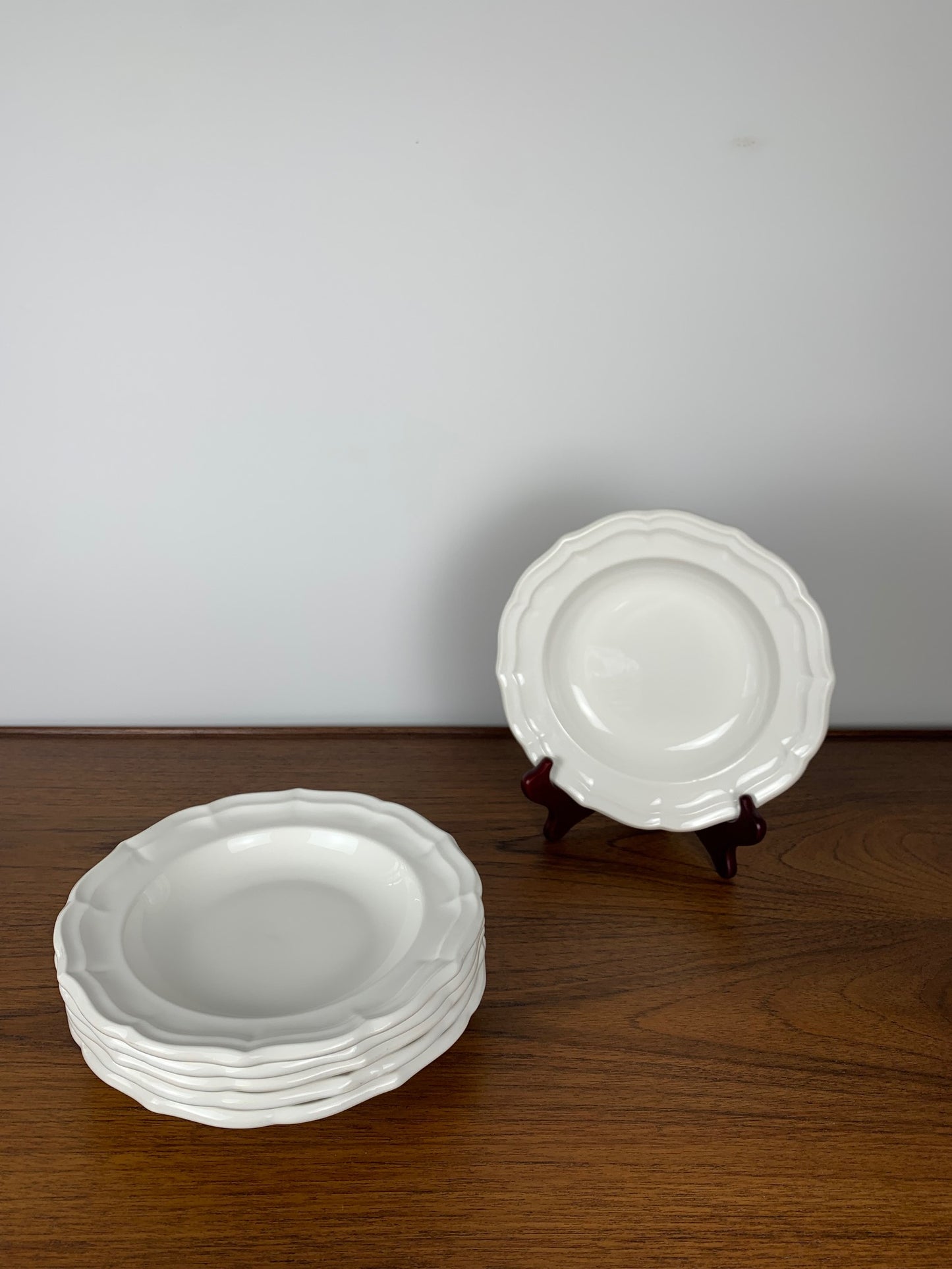 Lot d'assiette Gien modèle Coquille, 1970/80 blanc cassé