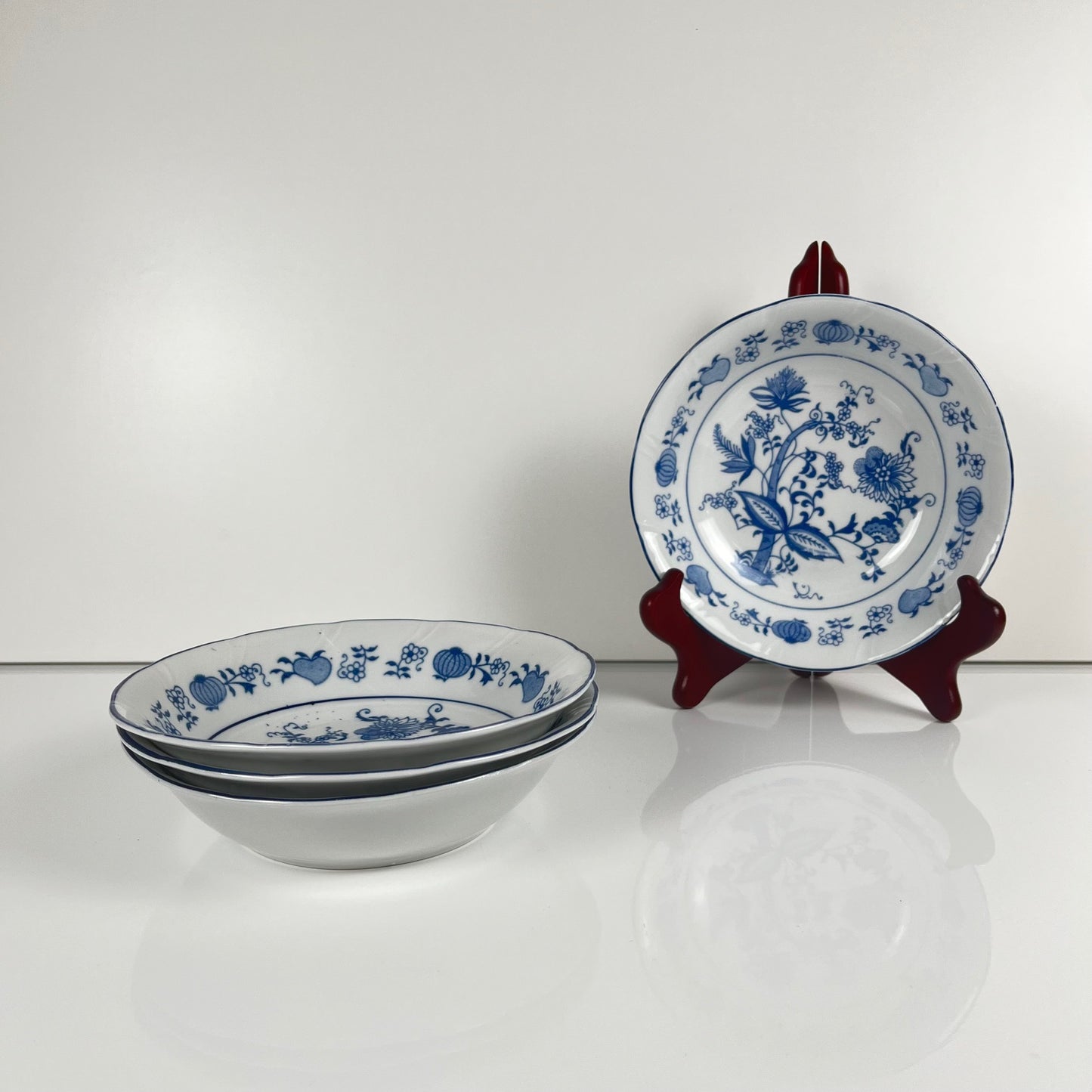 4 bowls/cups with blue onion pattern