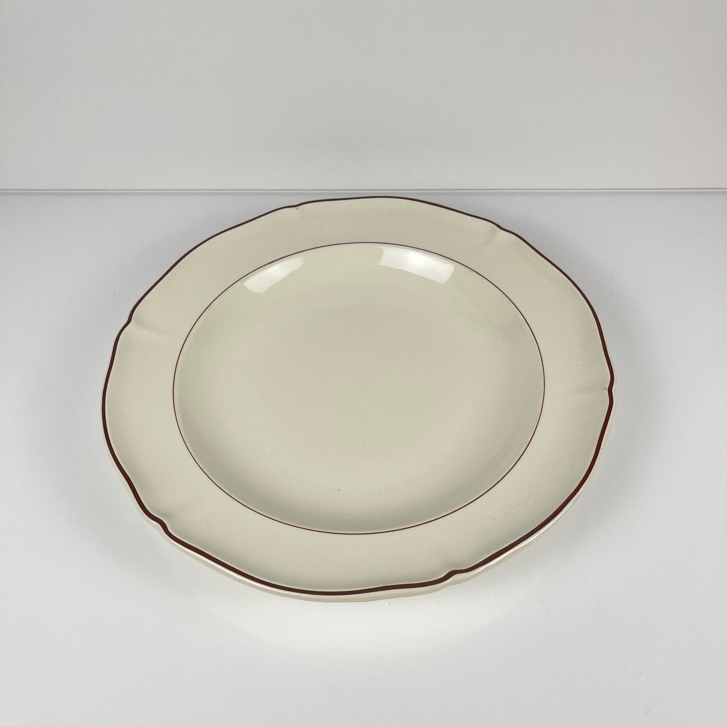 Plat creux Villeroy & boch, liseré bordeaux