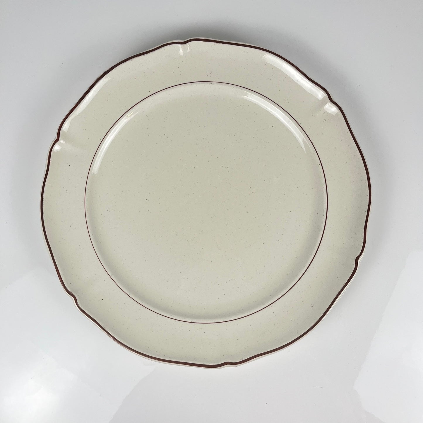 Plat rond Villeroy & boch, liseré bordeaux