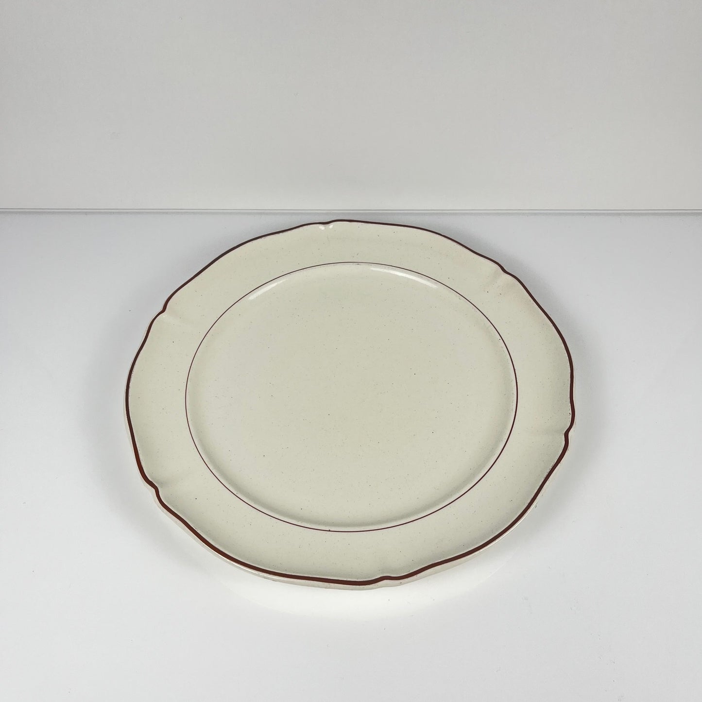 Plat rond Villeroy & boch, liseré bordeaux