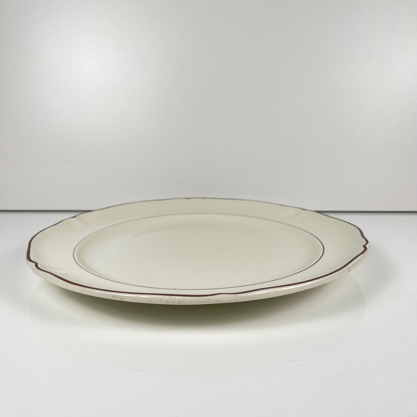 Plat rond Villeroy & boch, liseré bordeaux