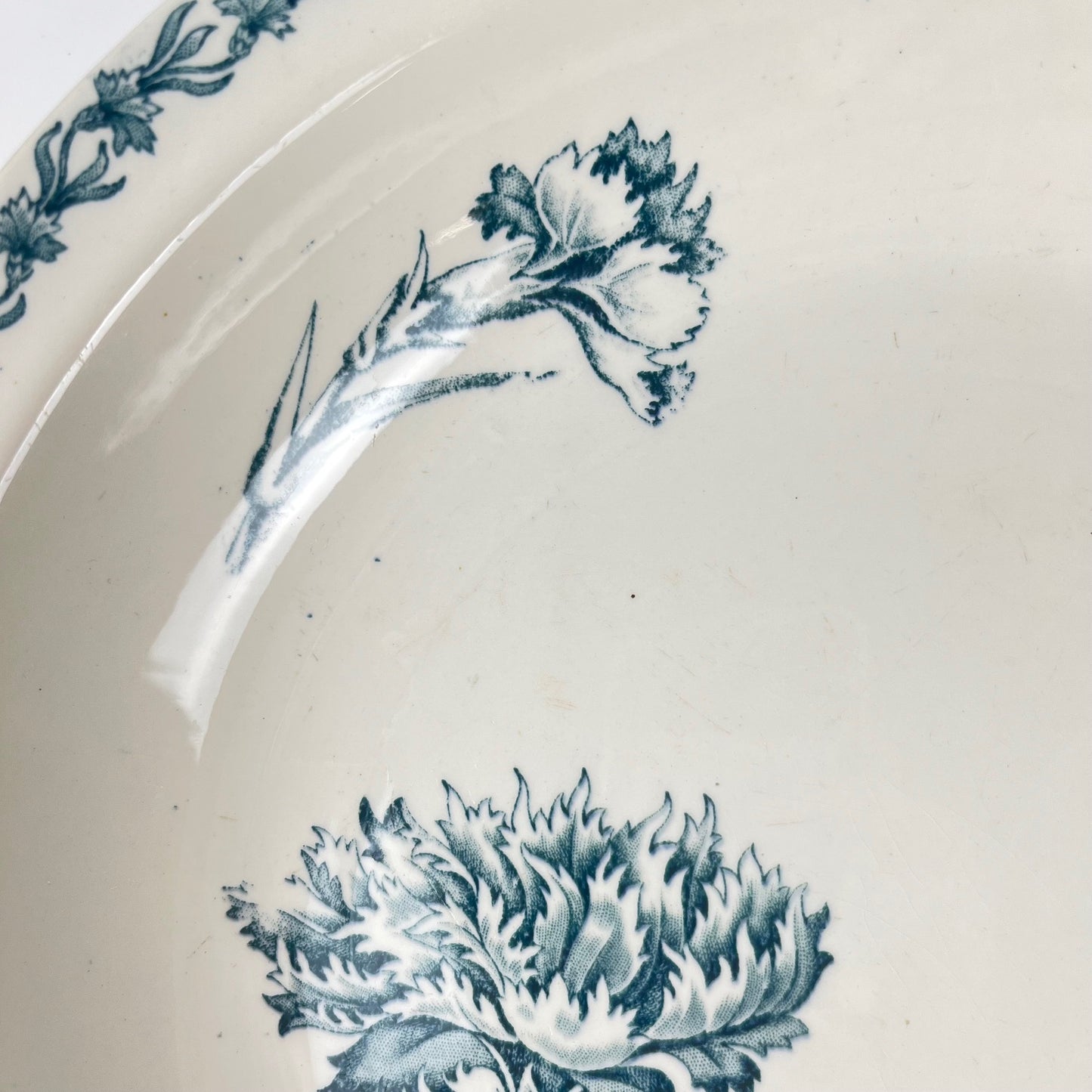 Saladier bas avec rebord modèle "Oeillet", KG Lunéville, terre de fer, XIXème siècle