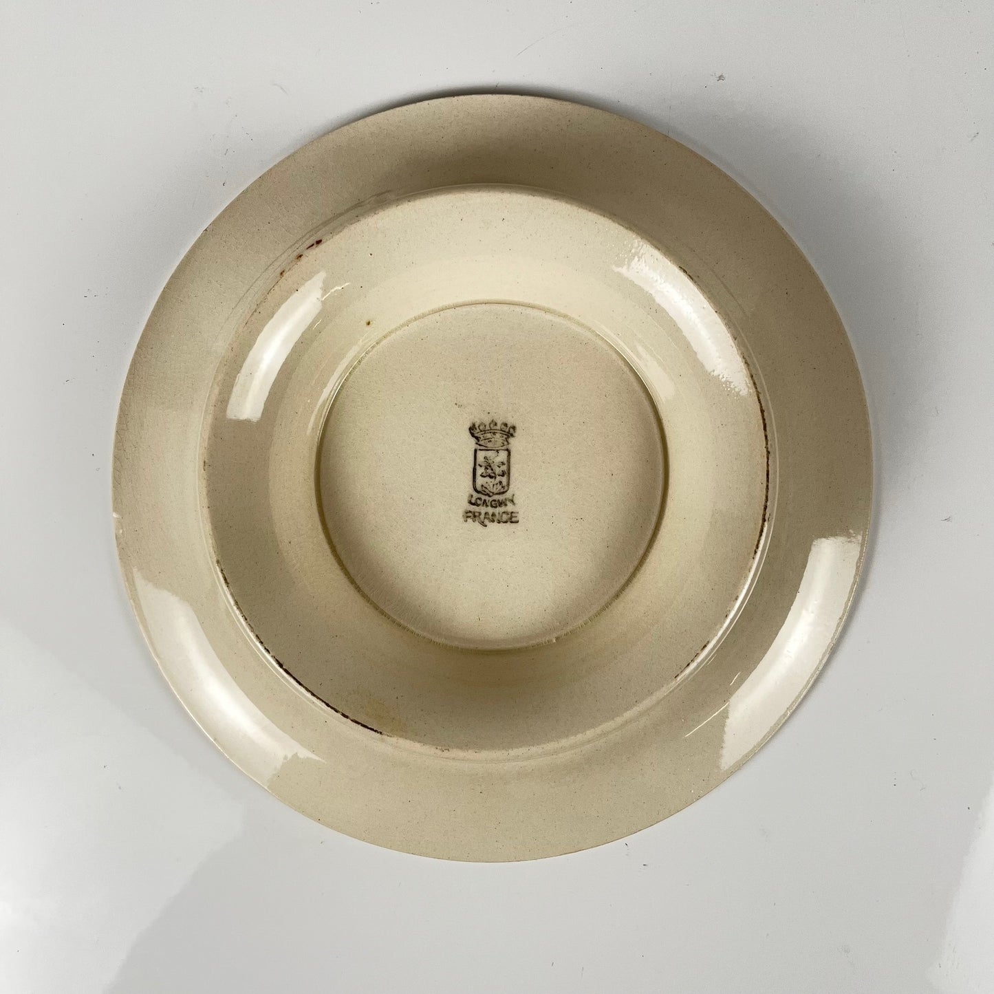 Assiette de présentation piédouche Longwy , début XXème s. , décor Floral