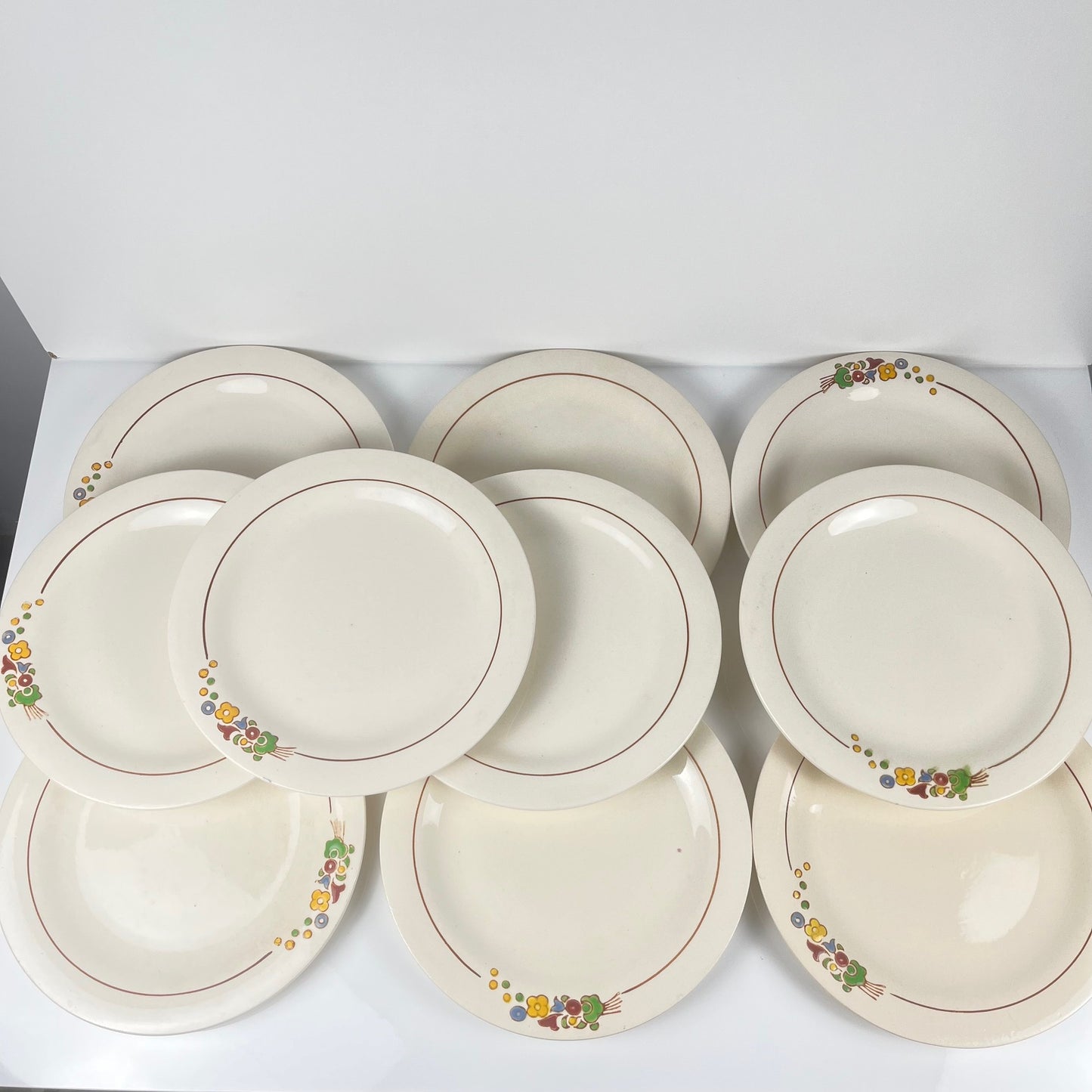Set de 10 assiettes plates Longwy , début XXème s. , décor Floral
