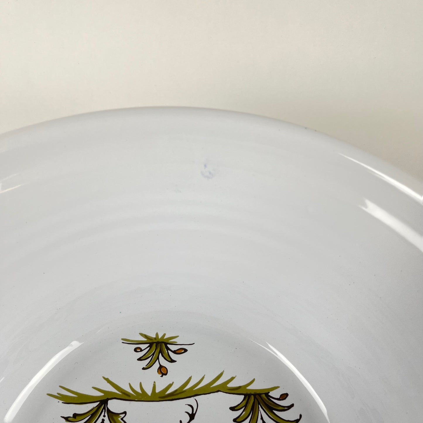 Grand Saladier en faïence peinte à la main, signé “Moustiers” au revers, XXe