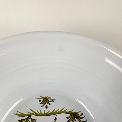 Grand Saladier en faïence peinte à la main, signé “Moustiers” au revers, XXe