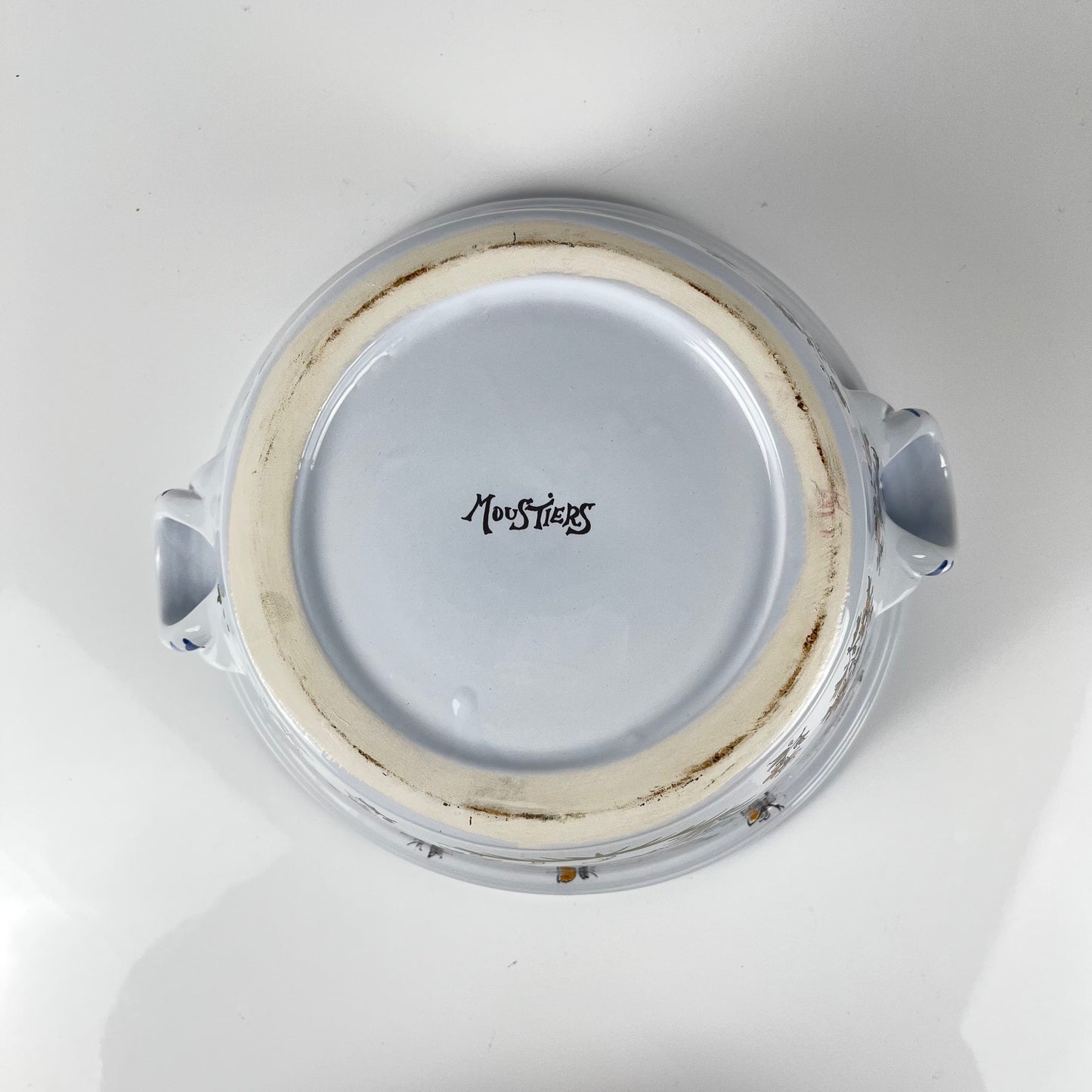 Grand Saladier en faïence peinte à la main, signé “Moustiers” au revers, XXe