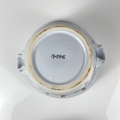 Grand Saladier en faïence peinte à la main, signé “Moustiers” au revers, XXe