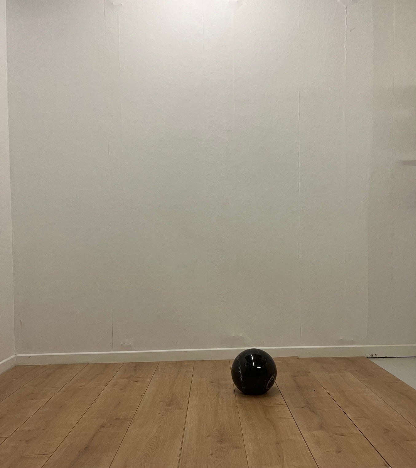 Table basse asymétrique roche bobois en verre et marbre, 1980/90