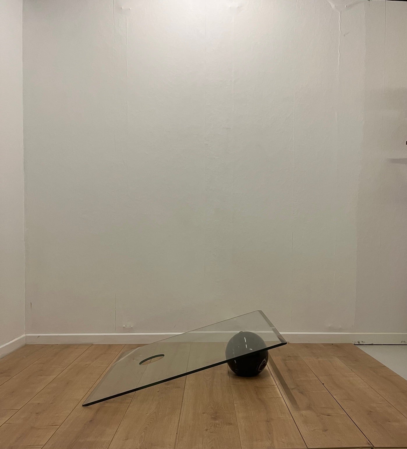 Table basse asymétrique roche bobois en verre et marbre, 1980/90