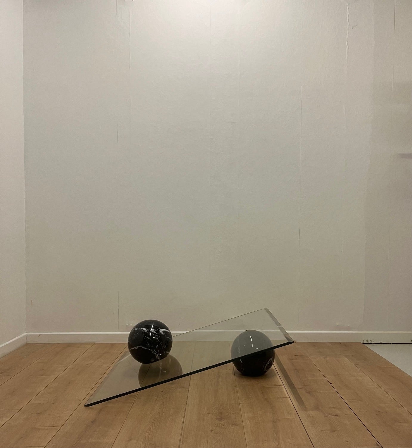 Table basse asymétrique roche bobois en verre et marbre, 1980/90