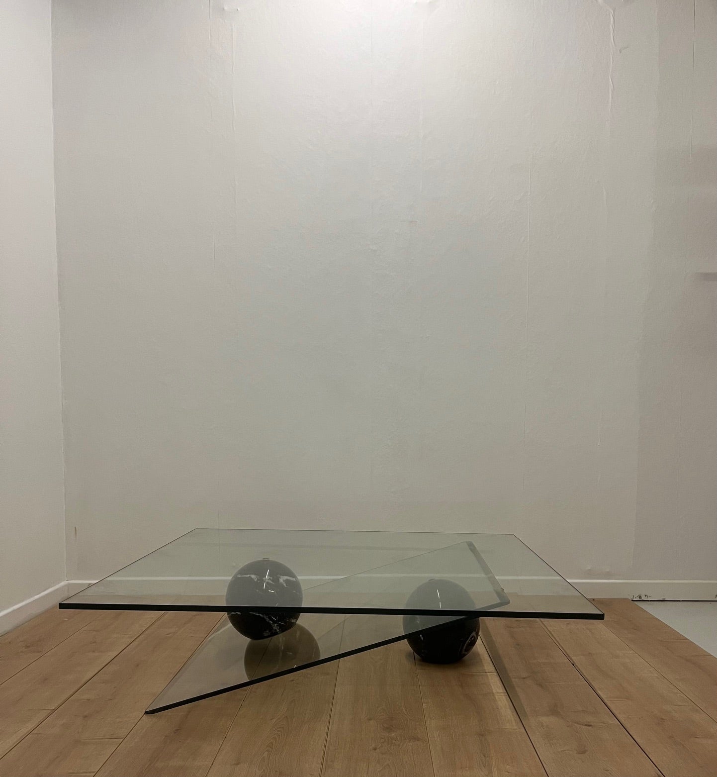 Table basse asymétrique roche bobois en verre et marbre, 1980/90