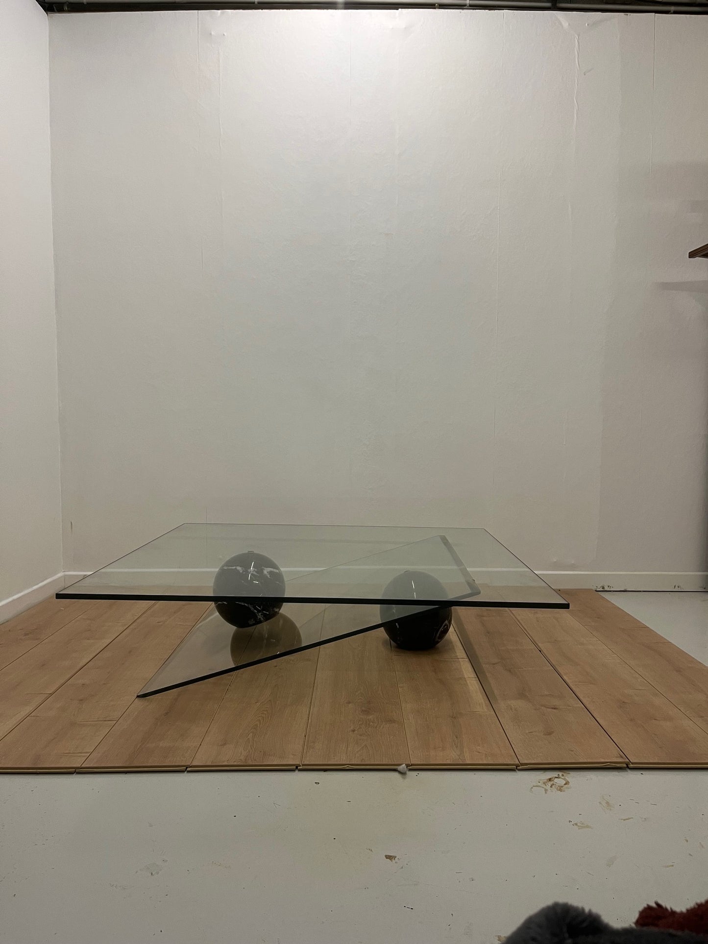 Table basse asymétrique roche bobois en verre et marbre, 1980/90