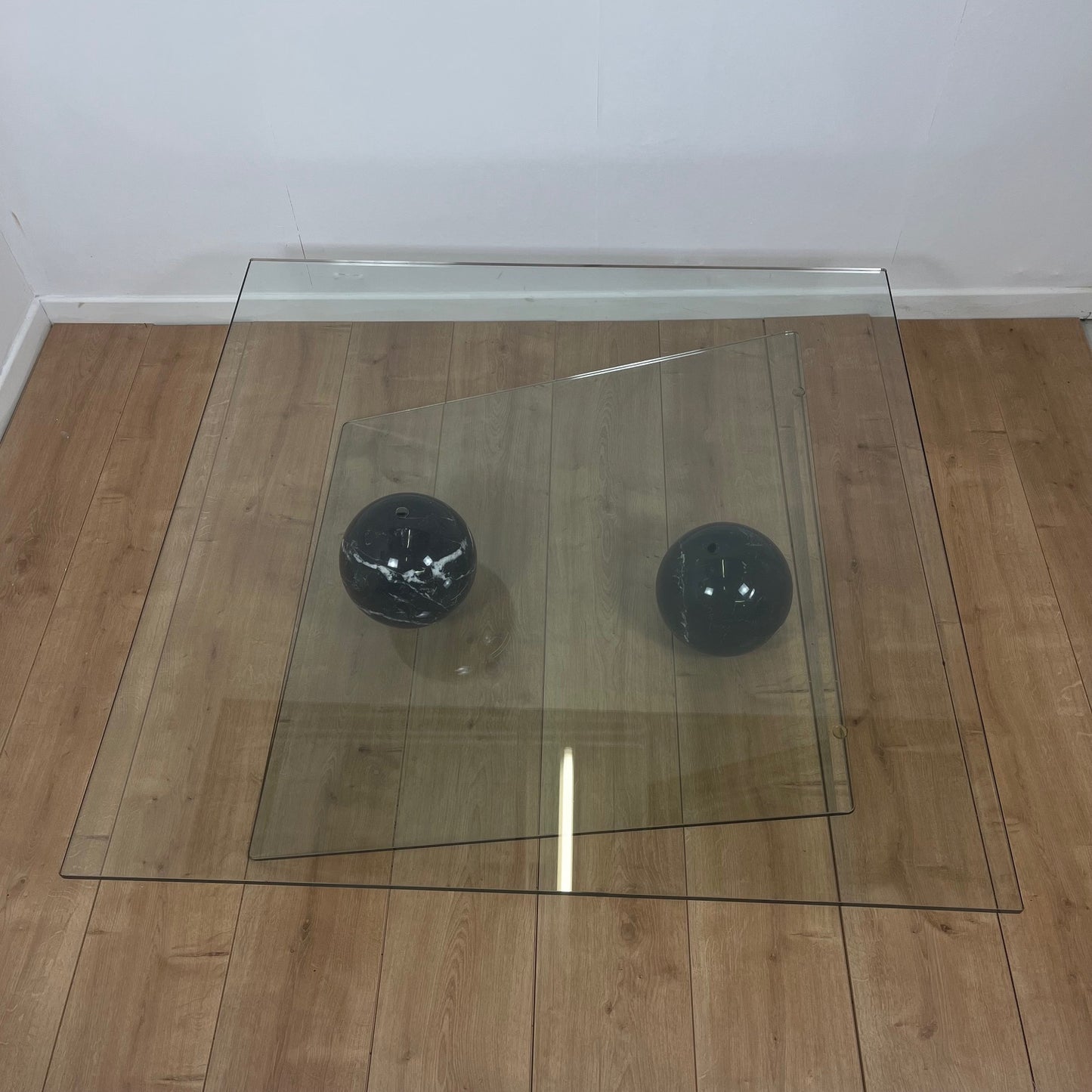 Table basse asymétrique roche bobois en verre et marbre, 1980/90