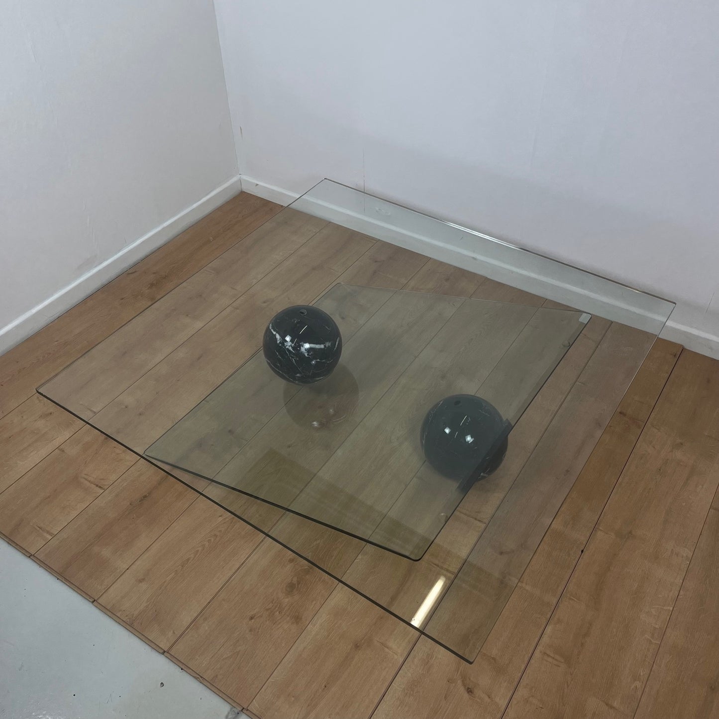 Table basse asymétrique roche bobois en verre et marbre, 1980/90