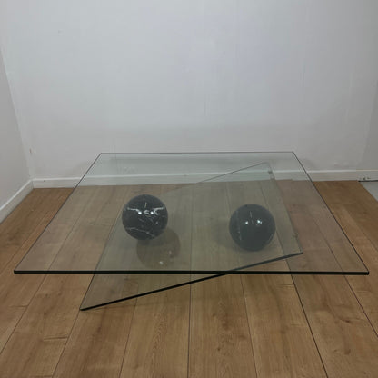 Table basse asymétrique roche bobois en verre et marbre, 1980/90