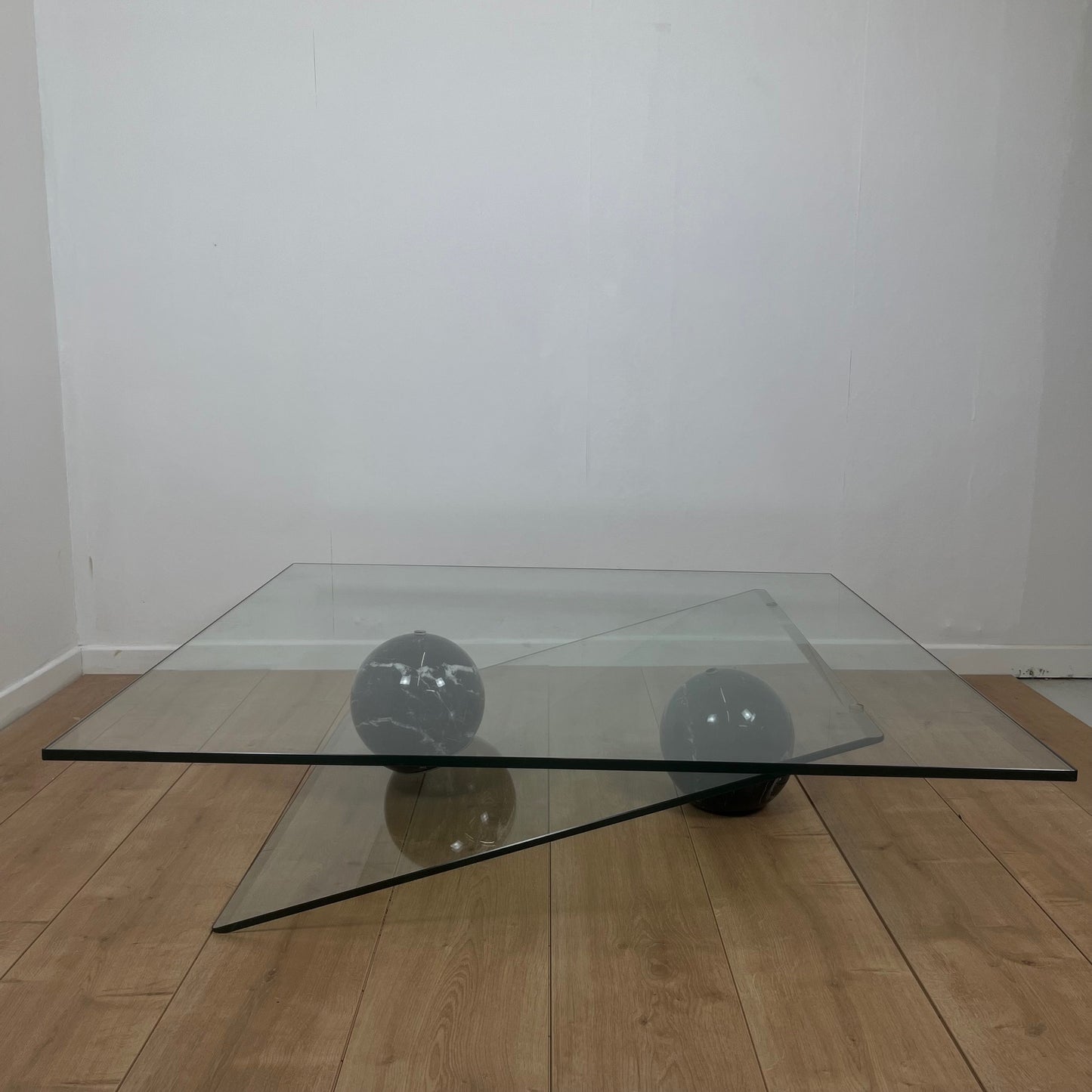 Table basse asymétrique roche bobois en verre et marbre, 1980/90