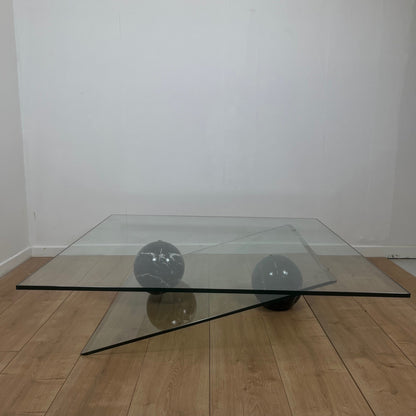 Table basse asymétrique roche bobois en verre et marbre, 1980/90