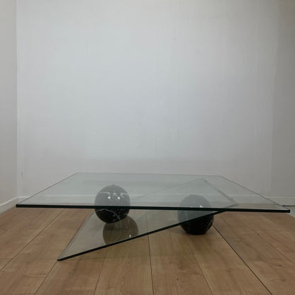 Table basse asymétrique roche bobois en verre et marbre, 1980/90