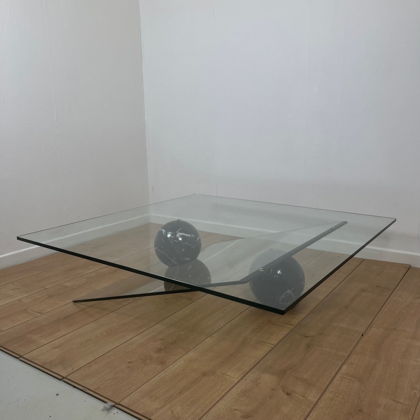 Table basse asymétrique roche bobois en verre et marbre, 1980/90