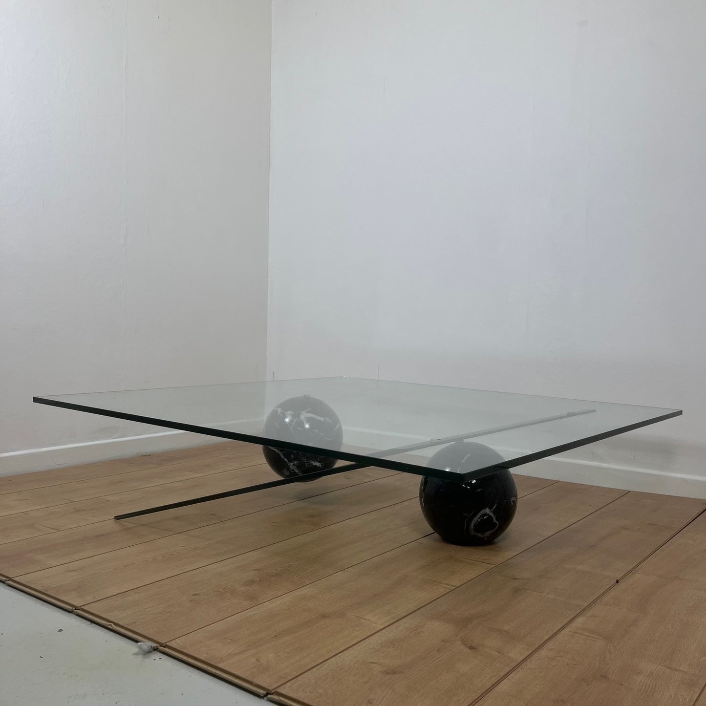 Table basse asymétrique roche bobois en verre et marbre, 1980/90