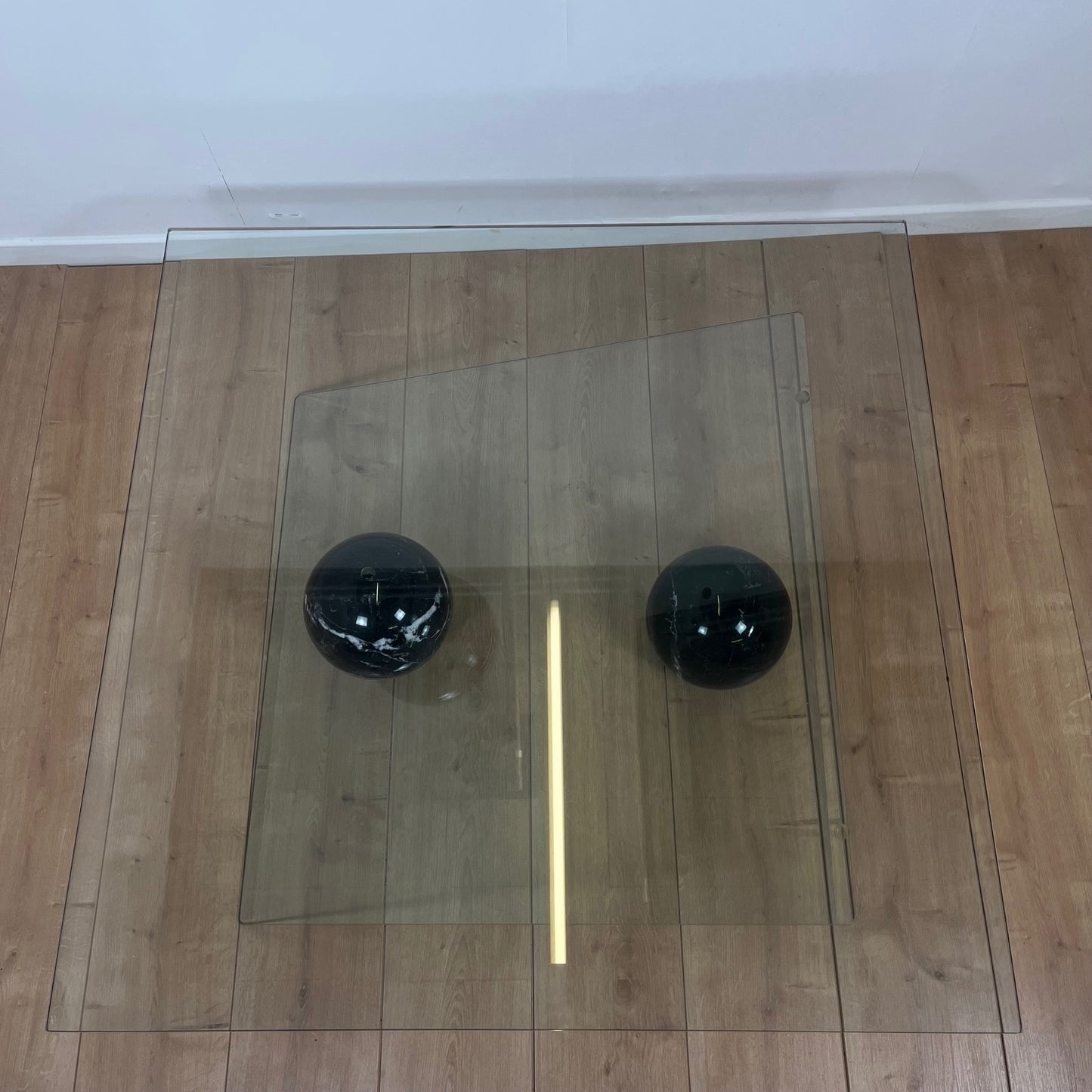 Table basse asymétrique roche bobois en verre et marbre, 1980/90