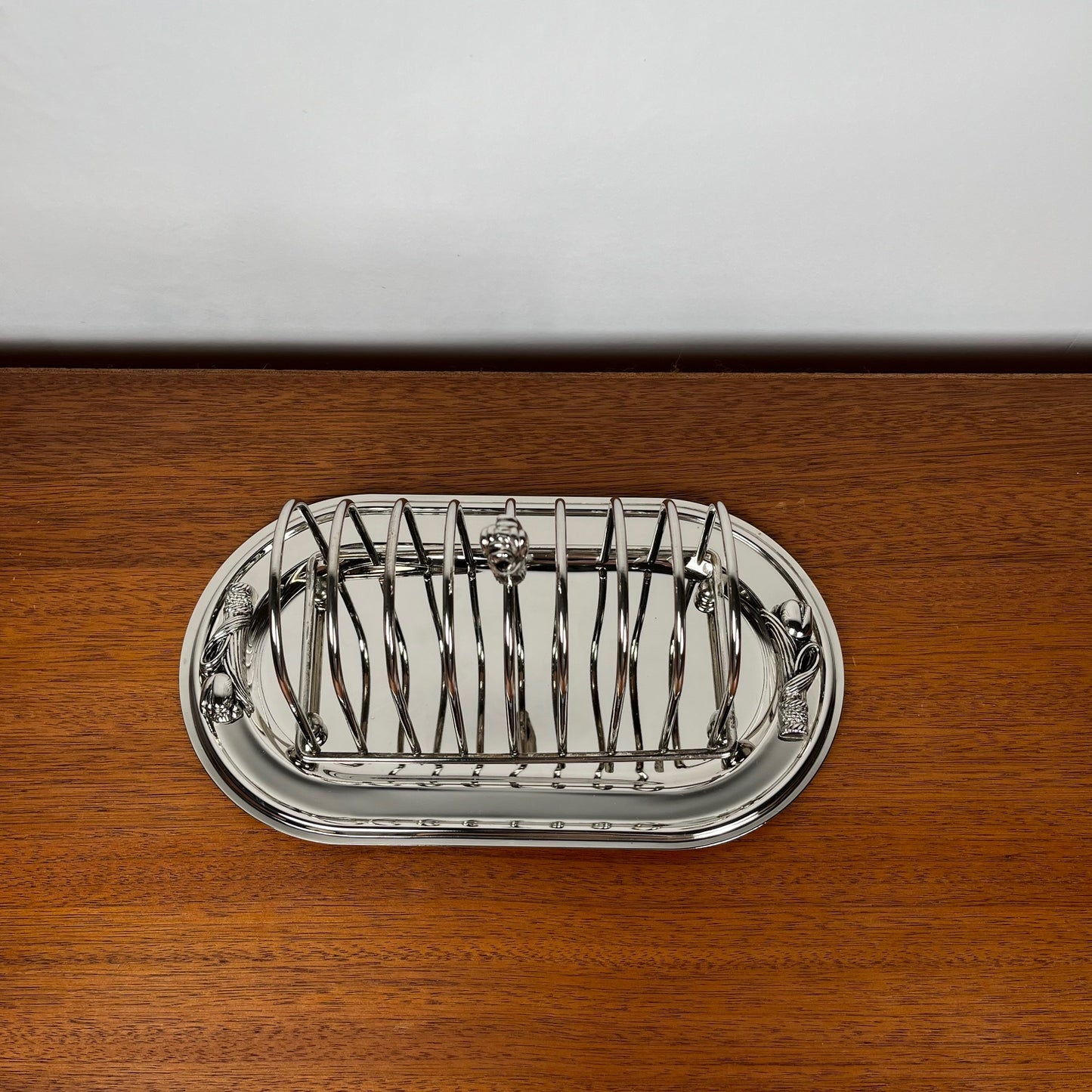 Port toast en métal argenté poignée "tulipes", 1970