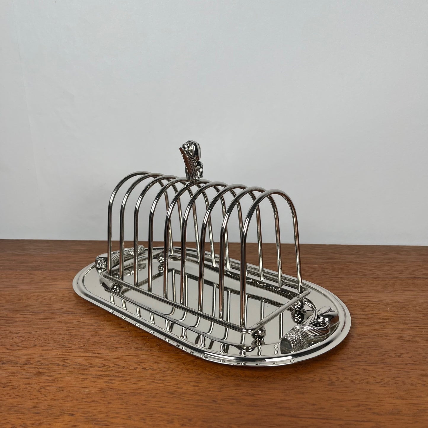 Port toast en métal argenté poignée "tulipes", 1970