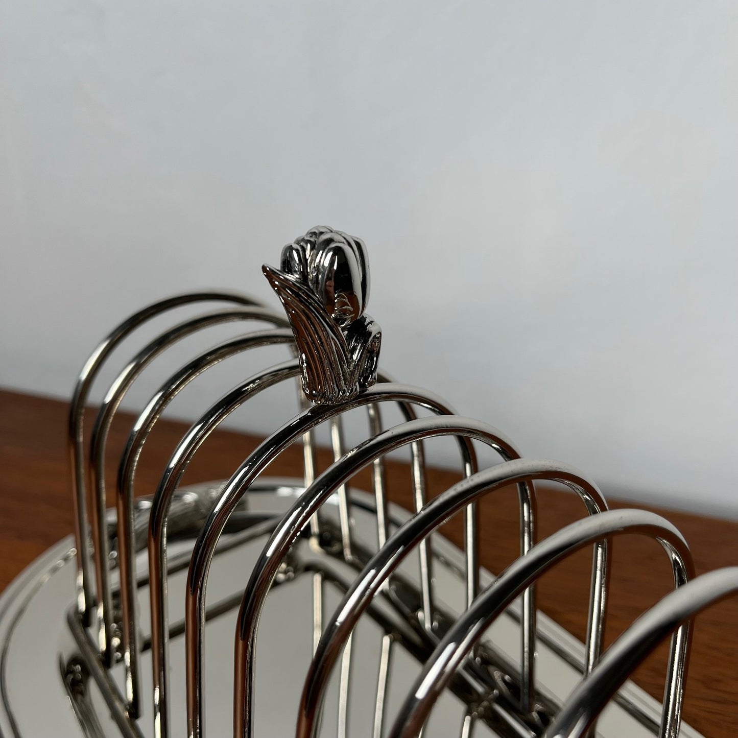 Port toast en métal argenté poignée "tulipes", 1970