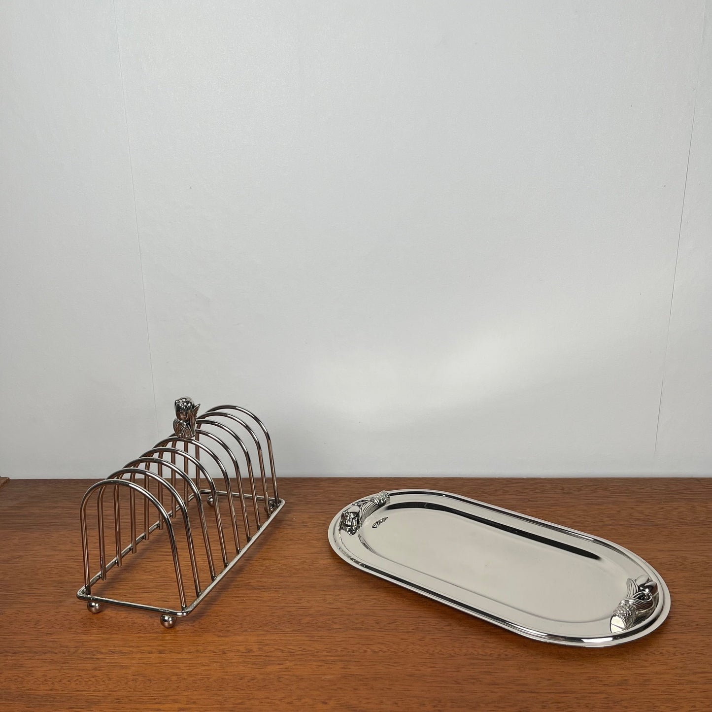 Port toast en métal argenté poignée "tulipes", 1970