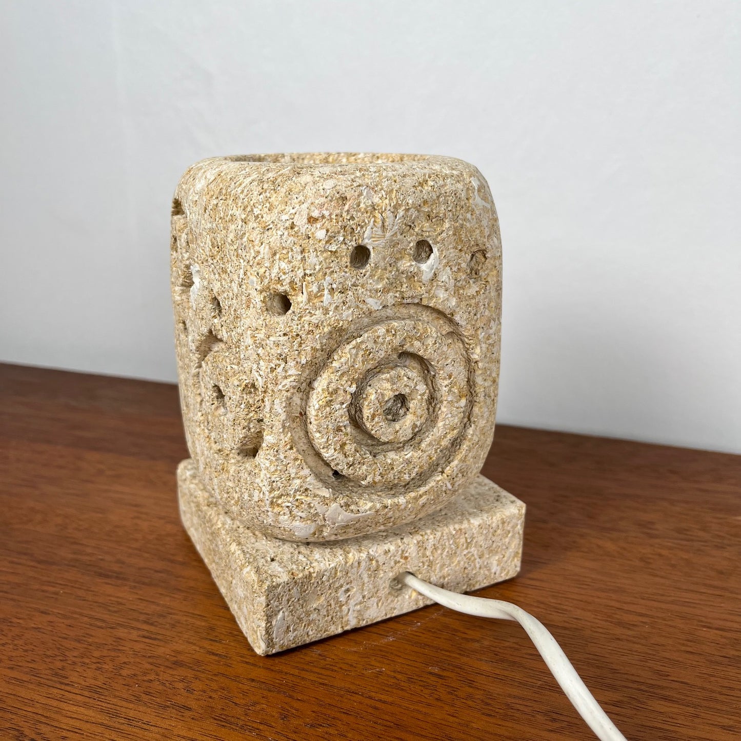 Lampe de table en pierre calcaire, 1960-70, dans le style de Gerard Esnault