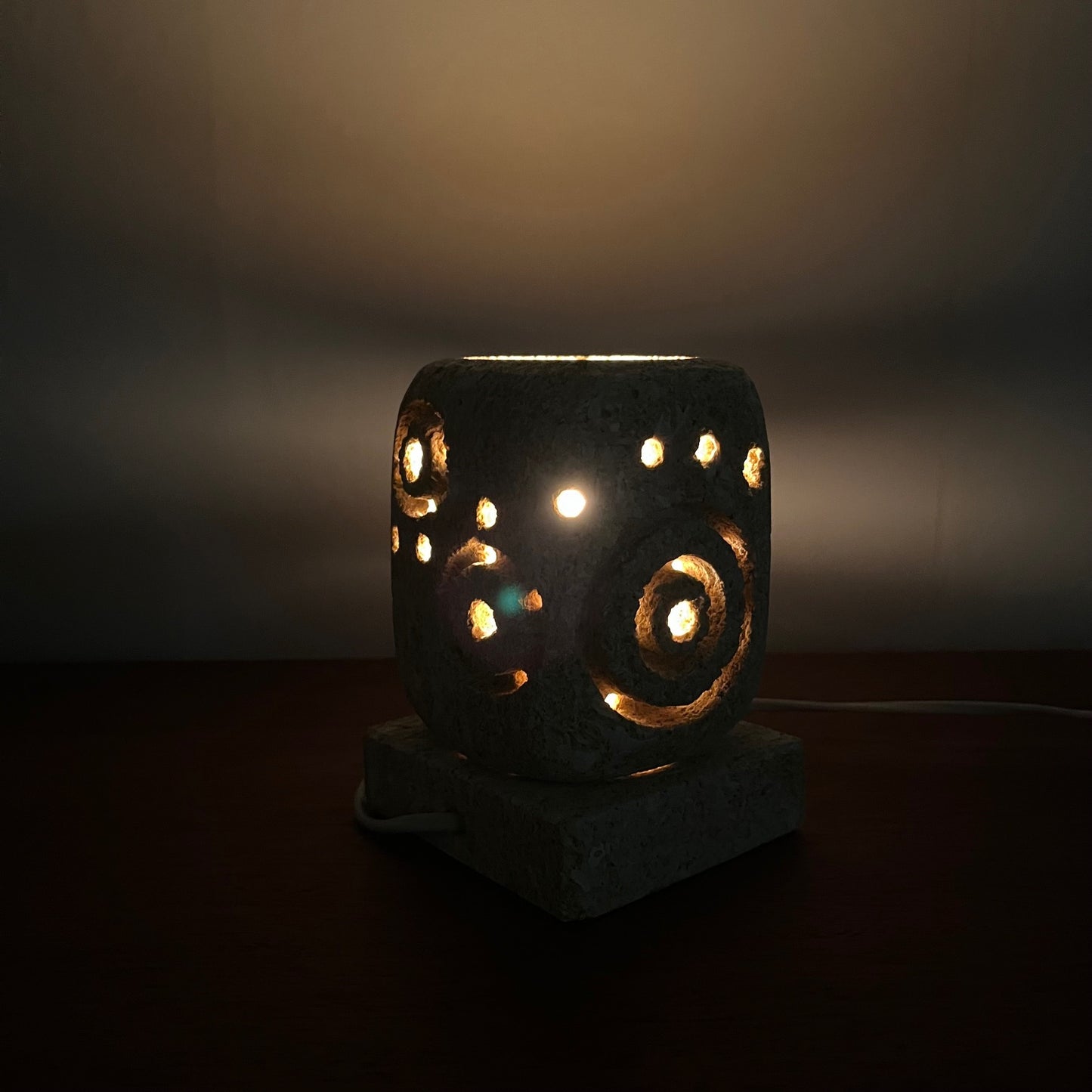 Lampe de table en pierre calcaire, 1960-70, dans le style de Gerard Esnault