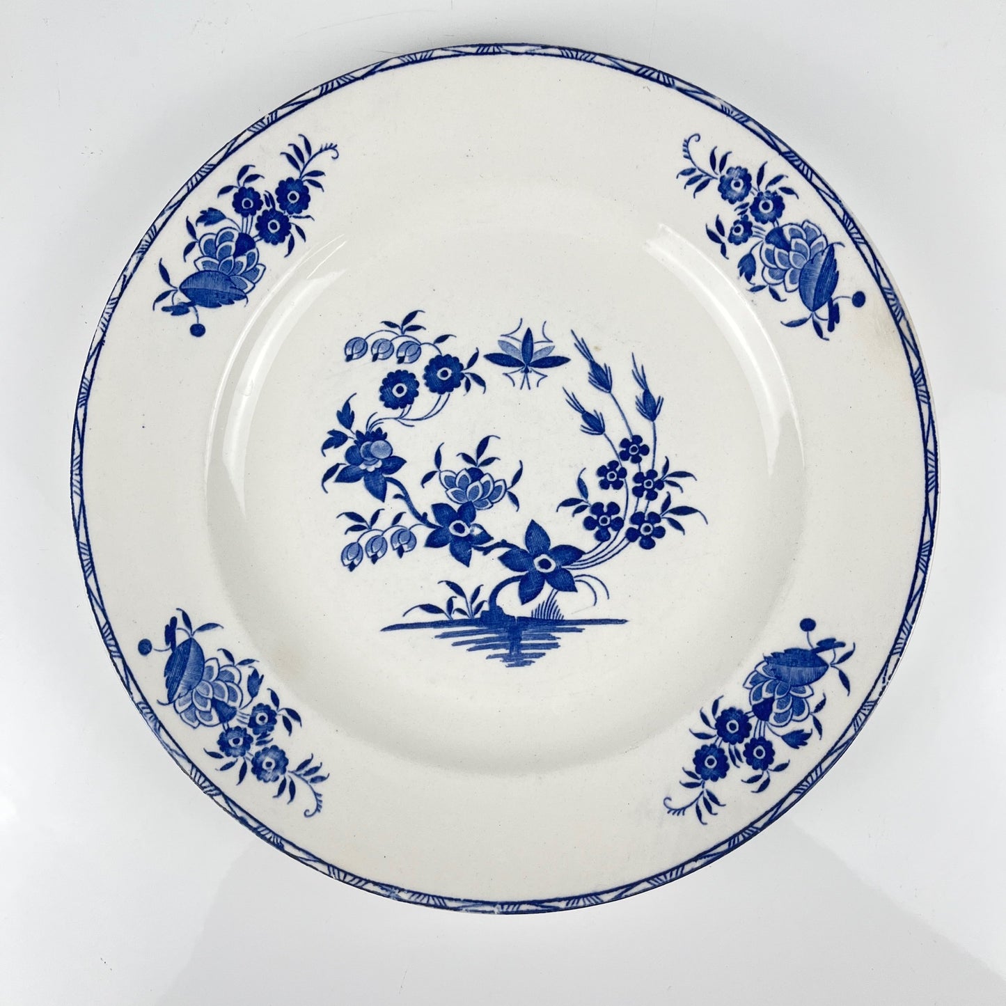 Flat plate "Grand bouquet", Boch brothers, La Louvière, Belgium, 1920
