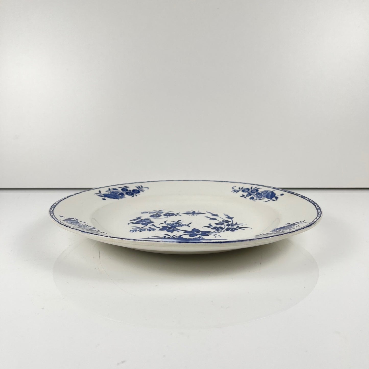Flat plate "Grand bouquet", Boch brothers, La Louvière, Belgium, 1920