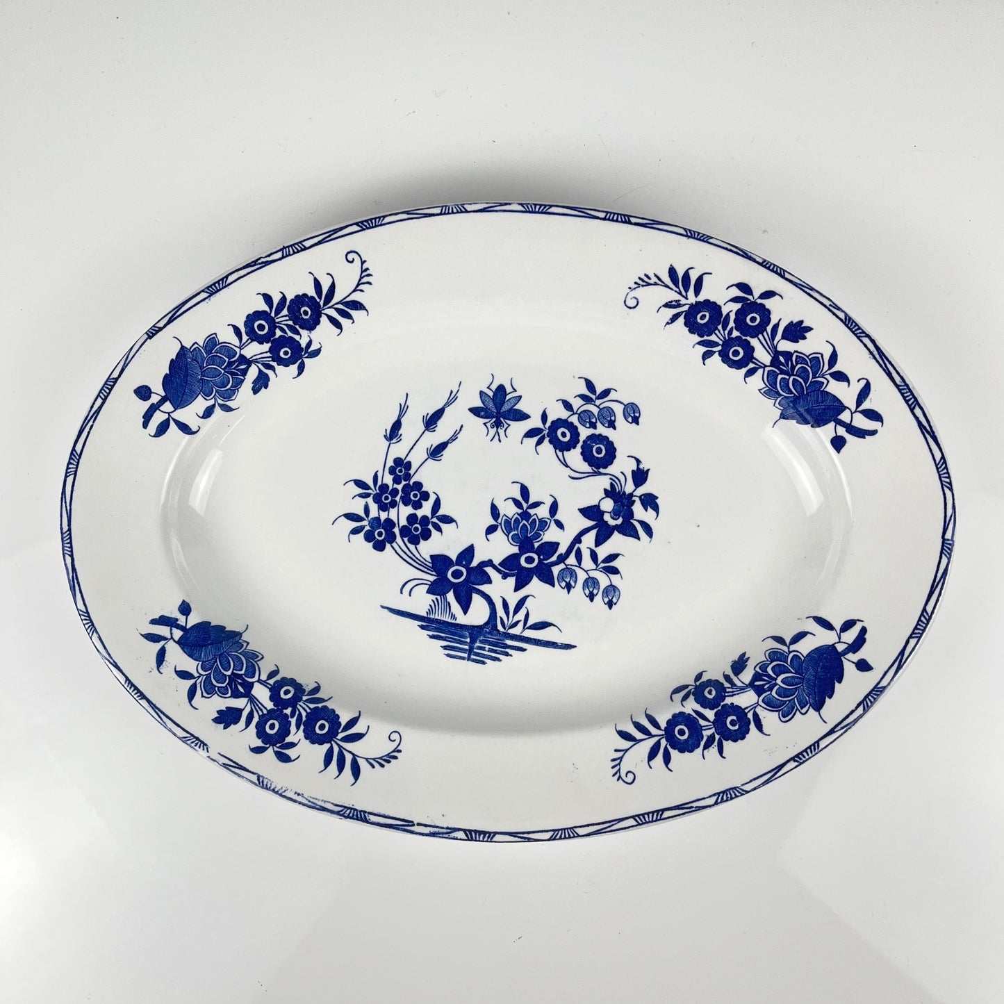 Oval platter "Grand bouquet", Boch brothers, La Louvière, Belgium, 1920