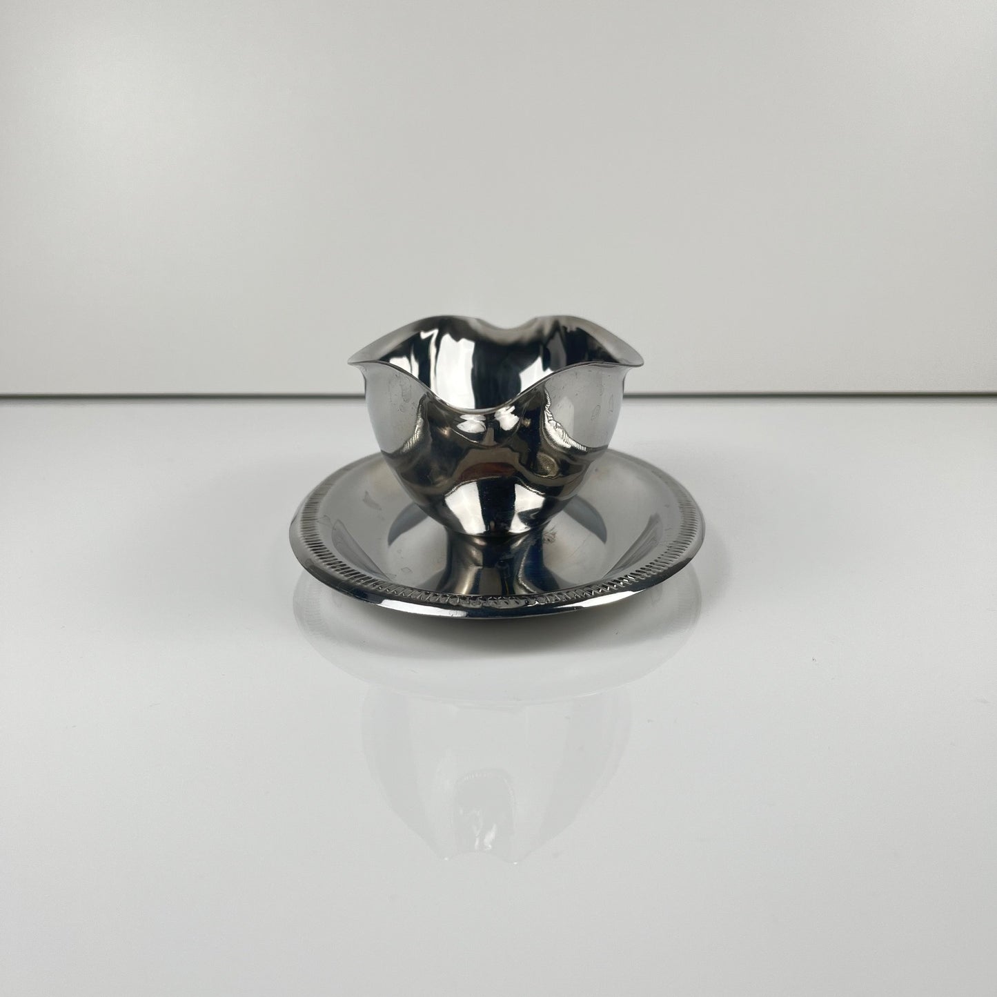 Saucière en métal style empire, couleur argenté