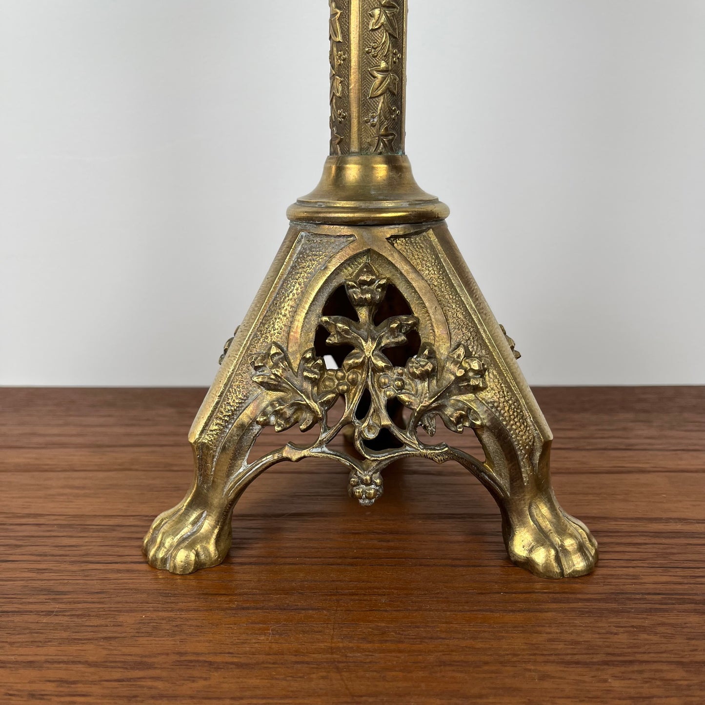 Pique-cierge ancien gothique en bronze