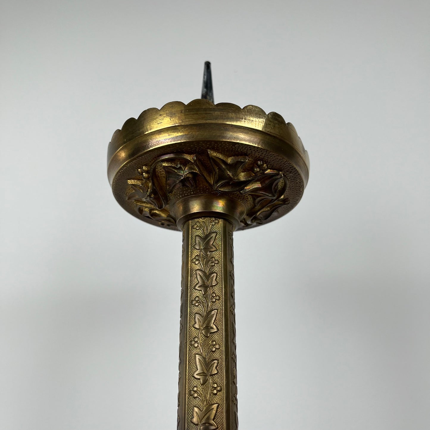 Pique-cierge ancien gothique en bronze
