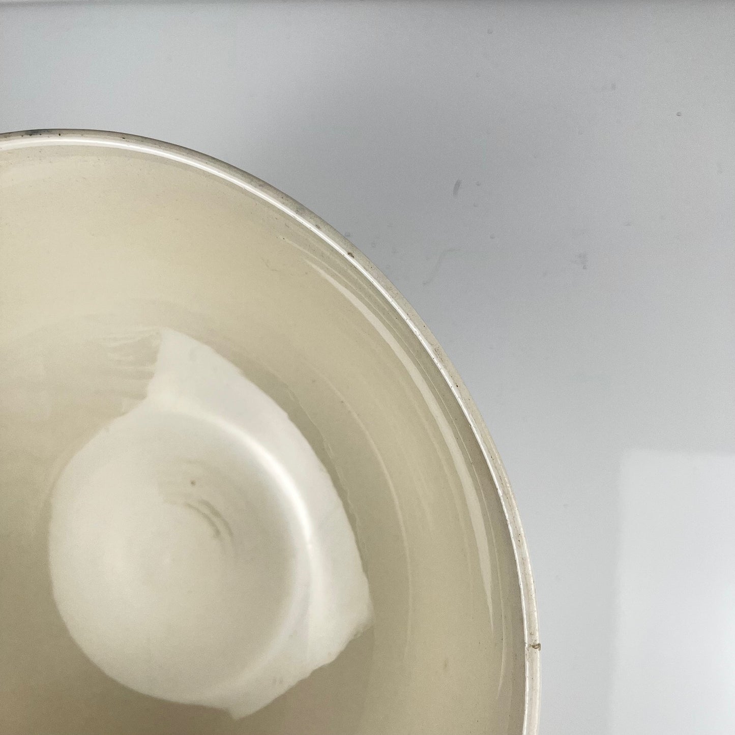 Saladier Demi-porcelaine Badonviller, motif fleurs bleu, début XXe